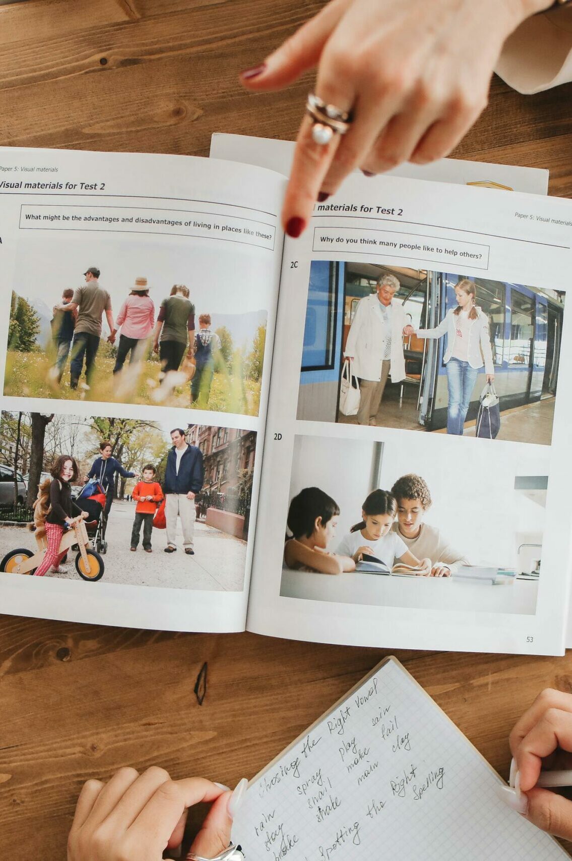 imagen de una profesora explicando el speaking